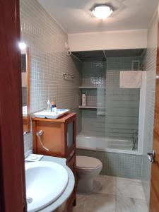 W łazience znajduje się umywalka, toaleta i prysznic. w obiekcie Calle Ancla Isla Cristina w mieście Isla Cristina