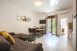 a living room with a couch and a table at Amphitheater 3+2 modern apartment with terrace, WiFi, Netflix in Pula