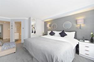 Una cama o camas en una habitación de Mayfair House
