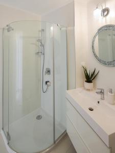 Königin Apartman في بيتْش: حمام أبيض مع دش ومغسلة