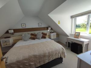 - une chambre avec un grand lit et une fenêtre dans l'établissement Little Fisher Farm - Farm-View Retreat, à Chichester