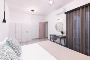 1 dormitorio con cama y escritorio en Lithies Zante Living, en Zakynthos