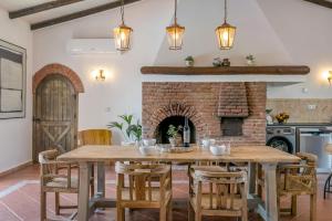 アルジェズールにあるCasa do Celeiroのダイニングルーム(テーブル、レンガ造りの暖炉付)