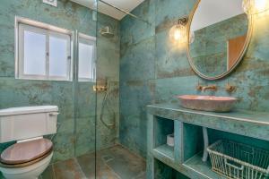 アルジェズールにあるCasa do Celeiroのトイレ、洗面台、鏡のあるバスルーム +53枚の写真