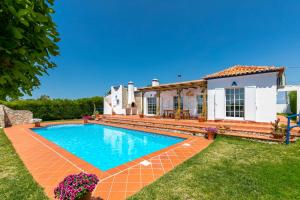 アルジェズールにあるCasa do Celeiroの庭にスイミングプールがある家