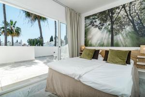 Fotografie z fotogalerie ubytování Stunning 4-Bedroom Townhouse with Breathtaking Views in Marbella v destinaci Marbella