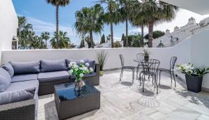 Fotografie z fotogalerie ubytování Stunning 4-Bedroom Townhouse with Breathtaking Views in Marbella v destinaci Marbella