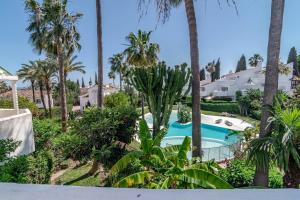 Fotografie z fotogalerie ubytování Stunning 4-Bedroom Townhouse with Breathtaking Views in Marbella v destinaci Marbella