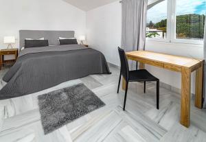 Fotografie z fotogalerie ubytování Stunning 4-Bedroom Townhouse with Breathtaking Views in Marbella v destinaci Marbella