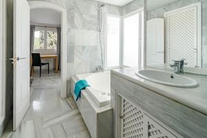 Fotografie z fotogalerie ubytování Stunning 4-Bedroom Townhouse with Breathtaking Views in Marbella v destinaci Marbella