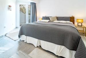 Fotografie z fotogalerie ubytování Stunning 4-Bedroom Townhouse with Breathtaking Views in Marbella v destinaci Marbella
