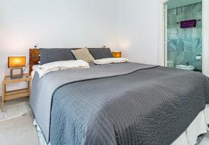Fotografie z fotogalerie ubytování Stunning 4-Bedroom Townhouse with Breathtaking Views in Marbella v destinaci Marbella