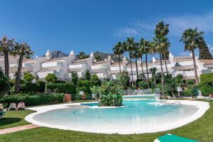 Fotografie z fotogalerie ubytování Stunning 4-Bedroom Townhouse with Breathtaking Views in Marbella v destinaci Marbella