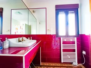 a bathroom with a sink and a mirror at Casa rural La Antigua Herrería in Arandilla del Arroyo