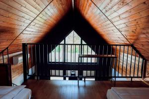 a room with a large window in a wooden ceiling at Domki na wydmie in Dziwnówek