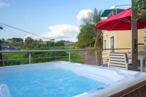 una grande piscina su un balcone con ombrellone di Royal Hills Lodge and Spa a Thohoyandou