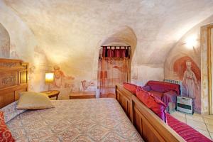 a bedroom with a large bed and a painting on the wall at Villa La Casa di Giacomo in Pigna