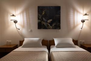 A bed or beds in a room at Aspri Petra Apartments