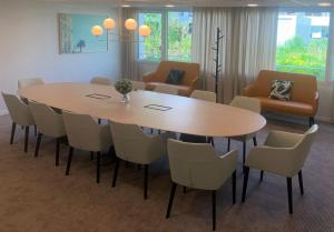 una sala conferenze con tavolo e sedie di Residhome Nice Aéroport a Nizza