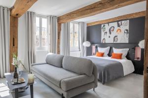 a bedroom with a bed and a couch at Break & Brut in Nogent-le-Roi