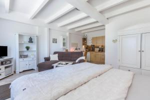 ReußenkögeにあるDenkerhof Apartment Bergkristallの大きなベッドとリビングルームのある寝室