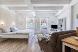 ReußenkögeにあるDenkerhof Apartment Bergkristallのベッドとソファのあるリビングルーム