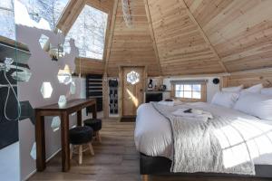 Postel nebo postele na pokoji v ubytování Alpin D'Hôme Hôtel & Spa
