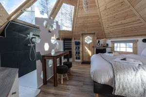 Postel nebo postele na pokoji v ubytování Alpin D'Hôme Hôtel & Spa