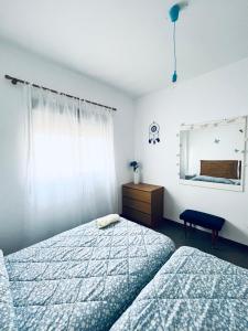 Un pat sau paturi într-o cameră la Villabett Caudiel está de moda