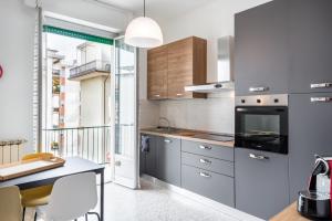 Ett kök eller pentry på Modern & Central Apartment La Spezia
