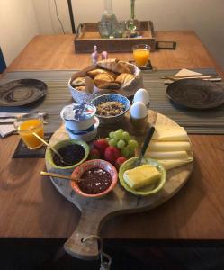 bandeja de madera con comida en una mesa de madera en het opgemaakte bed, en Haps