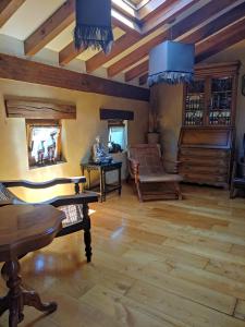 un soggiorno con pavimenti in legno e soffitto in legno di Camino a Casa - Suances a Hinojedo