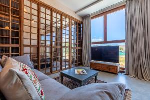 タリファにあるBOMBAYARTE APARTHOTEL TARIFAのソファとテレビのあるリビングルーム