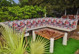 A garden outside Elit Deniz Palamutbükü