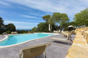- une piscine bordée de tables et de chaises dans l'établissement Dimora Storica Villa Fontana, à Valderice