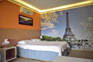 ein Schlafzimmer mit einem Bett und einem Wandbild des Eiffelturms in der Unterkunft ELİT OTEL in Palamutbükü