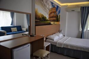 A bed or beds in a room at Elit Deniz Palamutbükü
