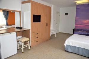 A bed or beds in a room at Elit Deniz Palamutbükü