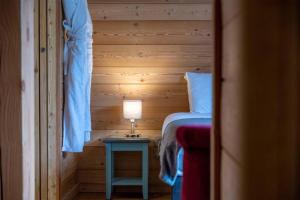 Uma cama ou camas num quarto em Madame Vacances Chalet Woodpecker