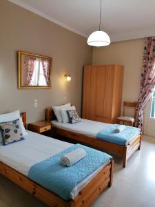 1 dormitorio con 2 camas y ventana en Aquarius, en Moraitika