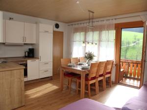 eine Küche und ein Esszimmer mit einem Tisch und Stühlen in der Unterkunft Geigerbauernhof in Mühlenbach
