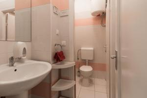 łazienka z umywalką i toaletą w obiekcie Hostel Split Backpackers w Splicie