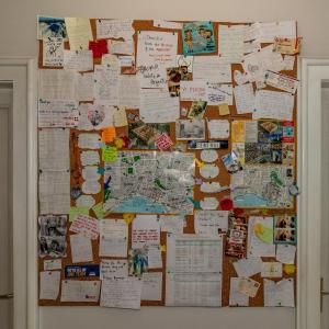 una pared cubierta de pegatinas y papeles en Hostel Split Backpackers, en Split