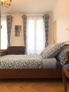Ένα ή περισσότερα κρεβάτια σε δωμάτιο στο Apartment quartier St Louis - 10 mins walking Château Versailles
