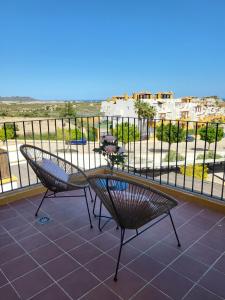 taras ze stołem i krzesłami na balkonie w obiekcie ¡Precioso apartamento con fantásticas vistas en Al-Andalus Thalassa! w mieście Vera