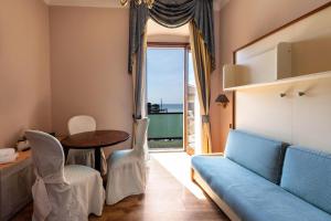 Khu vực ghế ngồi tại Gardasol Romantic 1 Vista Lago +17 ảnh