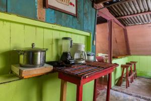 Nhà bếp/bếp nhỏ tại Cabaña El Descanso #2, Macho M0ra Mountain Lodge