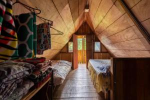 Habitación con 2 camas en una casa en un árbol en Cabaña El Descanso #2, Macho M0ra Mountain Lodge, en Alaska