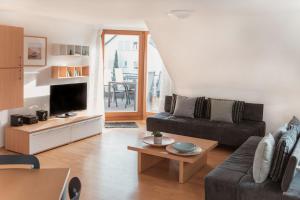 a living room with a couch and a table at OBSTHAUS Ferienwohnung Apfel in Sipplingen