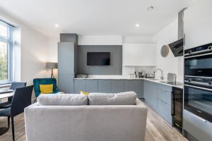 ein Wohnzimmer mit Couch und Küche in der Unterkunft Tailored Stays - Union lane in Chesterton